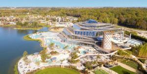 塞里斯superbe villa au pied de Disneyland et val d'Europe的享有带游泳池的度假村的空中景致
