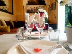 马拉喀什Riad L'Orchidée Suites & Spa的一张桌子,上面有两杯酒杯和一盘红心
