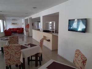 米娜克拉韦罗阿里纳斯旅馆的厨房以及带桌椅的用餐室。