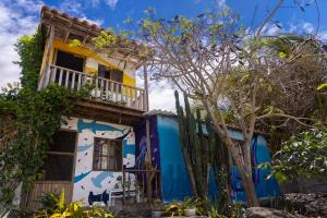 圣克里斯托瓦尔Ideal y linda casita en San Cristóbal-Galápagos的蓝色和白色的房子设有阳台