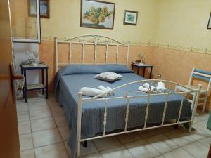 兰佩杜萨Casa Vacanze da Giuseppina的一间卧室配有一张床,上面有两条毛巾