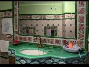 SerraA la Sombra de la Torre的一间带绿色水槽和镜子的浴室