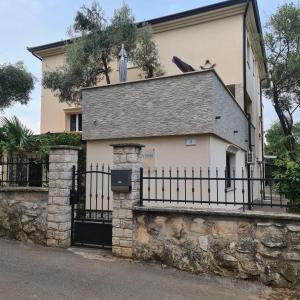 罗维尼VILA TENA ROVINJ CROATIA的一座带门和栅栏的房子