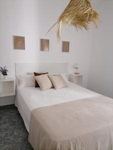 L'AldeaMasia Rosalia的白色卧室配有一张带枕头的大白色床