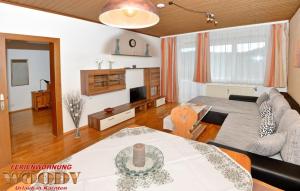 圣乌尔班Ferienwohnung Woody的客厅配有床和沙发