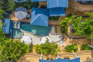 拜伦湾Eco Beach Resort的享有带游泳池和遮阳伞的度假村的顶部景致