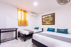 巴耶杜帕尔Ayenda Union的客房设有两张床和一张书桌