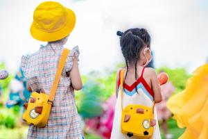 三亚三亚亚龙湾天域度假酒店（接机+林荫泳池）的戴帽子和玩具车背包的年轻女孩和男孩