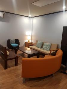 塞班1박전용 cosmo lounge 휴계실的一间客厅,客厅配有沙发和椅子