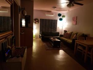 查兰卡诺亚李的舒适之家公寓的客厅配有沙发和桌子