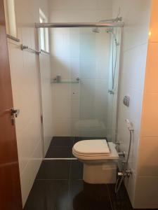 库里提巴Suite residencial, Villa da Luz的一间带卫生间和玻璃淋浴间的浴室