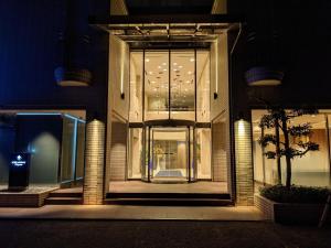 冈山HOTEL MYSTAYS Okayama的一座建筑物,前门在晚上有照明