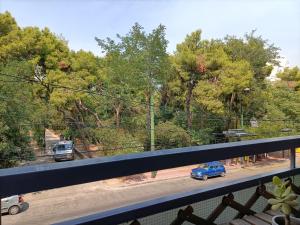 雅典Pagrati Park的一辆蓝色的汽车沿着树木繁茂的道路行驶