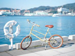 长崎鲁特 - 咖啡厅和小旅舍的停在水边人行道上的自行车