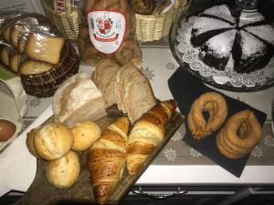 奥斯塔Aymon de Challant的桌上放着一大堆不同种类的面包和糕点
