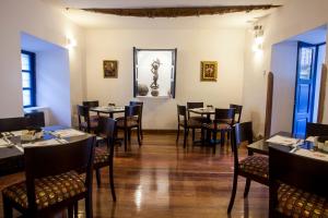 库斯科库斯科圣布拉斯提拉维瓦酒店的一间在房间内配有桌椅的餐厅