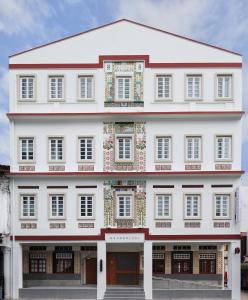 新加坡Wanderlust, The Unlimited Collection managed by The Ascott Limited的一座白色的大建筑,有很多窗户