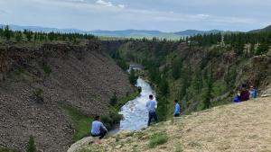 乌兰巴托Four Season的一群站在山丘上望着一条河流的人