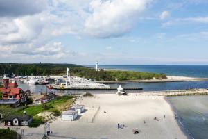 乌斯特卡Radość Natura Tour的海滩上有一个码头,水中有船只