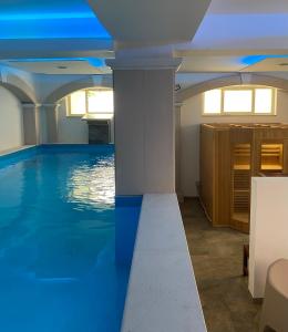 贾迪尼-纳克索斯Tysandros Hotel Apartments的室内的蓝色海水游泳池