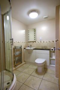 汉布尔Royal Southern Yacht Club的浴室配有卫生间、盥洗盆和淋浴。