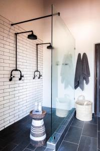 斯库库扎Jock Safari Lodge的一个带水槽的玻璃淋浴间