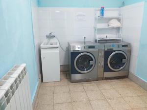 蒂内奥Albergue La Plaza的洗衣房配有2台洗衣机和1台洗衣机