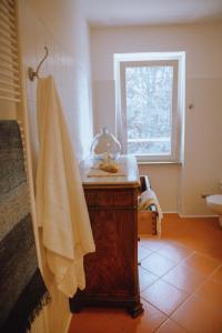 PettinengoLa Foresteria di Villa Piazzo的浴室设有水槽和柜台上的毛巾