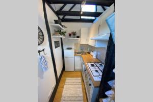 布拉克内尔Windsor/Ascot/Bracknell beautiful barn的厨房配有白色橱柜和炉灶烤箱。