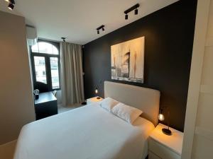 3 Room Luxury Design Apartment with Airconditioning, Close to Gent St-Pieters Station客房内的一张或多张床位