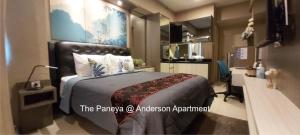 泗水The Paneya@Anderson Apartment的一间卧室,卧室内配有一张大床