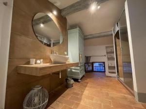 皮恩扎伊吉里奥B&B酒店的一间带水槽和镜子的浴室