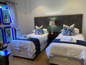 诺丁汉路2 Rawdons Country Estate的酒店客房设有两张床和窗户。