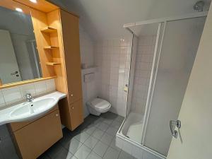 维也纳Metro Apartments Vienna的浴室配有卫生间、盥洗盆和淋浴。