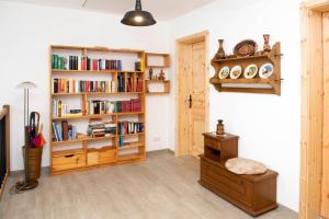 弗赖塔尔Pension Biohof Klügel的一间设有书架的木书架的房间