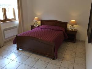 埃圭斯海姆维纳斯酒店的一间卧室配有一张床和两个带灯的床头柜