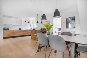 哥本哈根City Square Hotel Apartments的厨房以及带桌椅的用餐室。