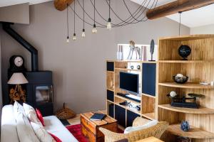 CrestetErmitage Crestet (Ventoux - Provence)的客厅设有木制架子和电视