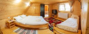 上维谢乌Casa Buga的小木屋内带两张床的小房间