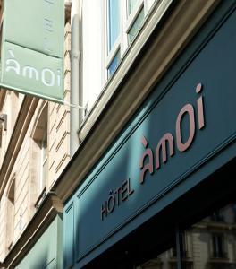 巴黎Hôtel Amoi Paris的大楼一侧的亚马逊标志