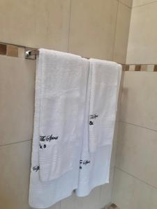 UlundiVikamana Guest House的浴室里挂着三条毛巾,上面写着