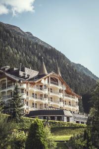 伊施格尔Schlosshotel Ischgl 5-Sterne Superior的山上的大建筑