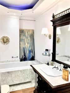华沙Luxury Suites & Apartments MONDRIAN Market Square II的一间带水槽和镜子的浴室