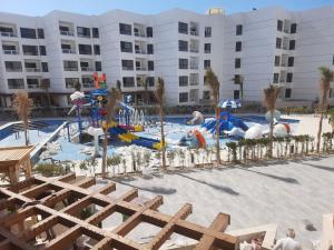 塞得港إستوديو فندقي بورتو سعيد porto said的一个带滑梯的水上公园的游泳池
