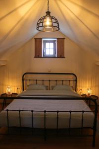 金洛伊Het Koerhuis的一间卧室设有一张床和一个窗口