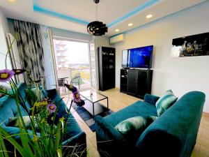 弗罗茨瓦夫Apartament z tarasem i widokiem na Odrę的客厅配有蓝色的沙发和电视