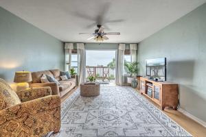 锡达基Charming Cedar Key Condo Direct Beach Access的带沙发和电视的客厅