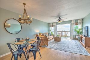 锡达基Charming Cedar Key Condo Direct Beach Access的客厅配有桌椅和沙发