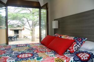特鲁埃尔El Rincón de Guica的一间卧室配有一张带红色枕头的大床