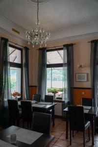 LeutesdorfLeutesdorfer Hof的一间带桌椅和吊灯的用餐室